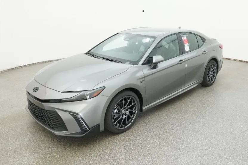 2025 Toyota Camry SE photo 1