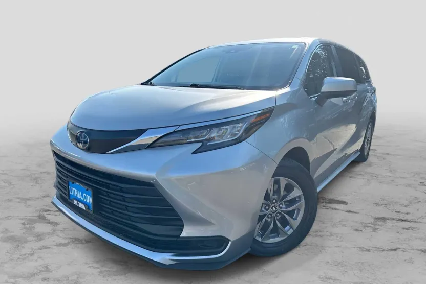 2023 Toyota Sienna LE photo 1