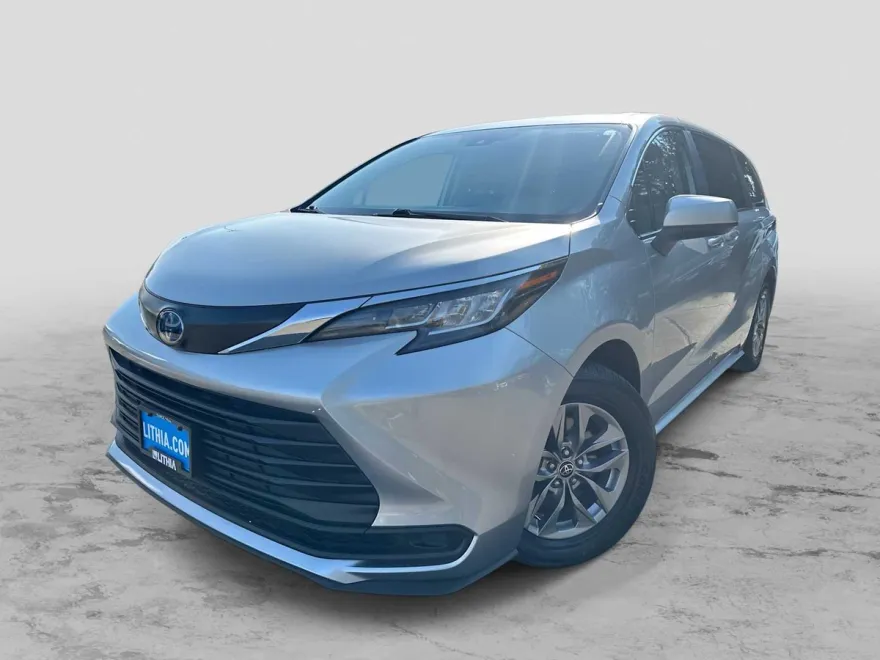 2023 Toyota Sienna LE photo 1