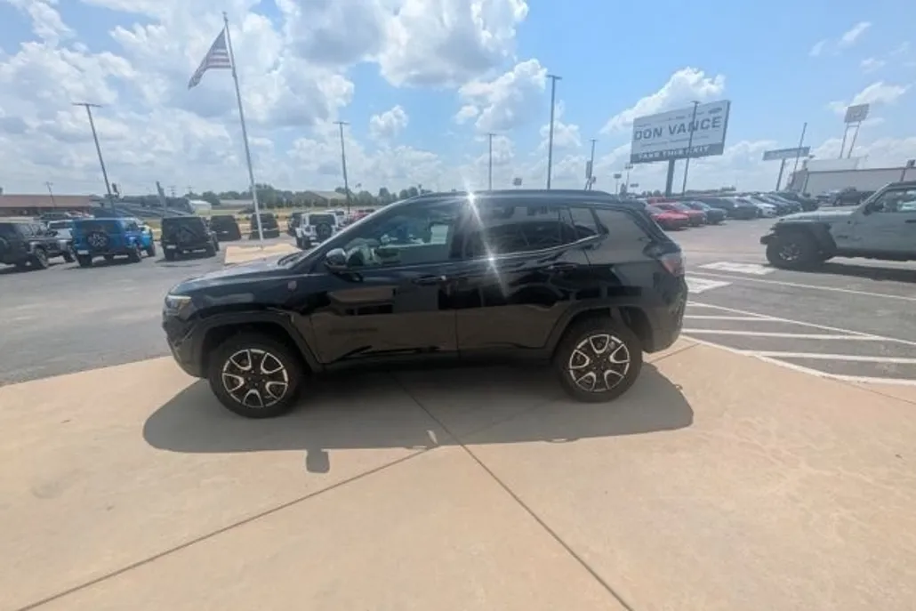 2024 Jeep Compass Trailhawk photo 1