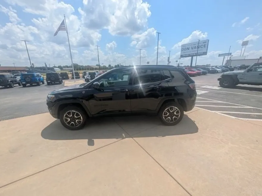 2024 Jeep Compass Trailhawk photo 1