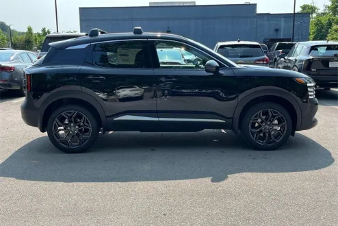 2025 Nissan Kicks SR photo 1