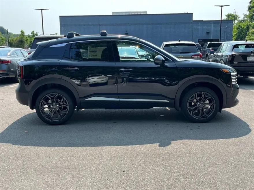 2025 Nissan Kicks SR photo 1
