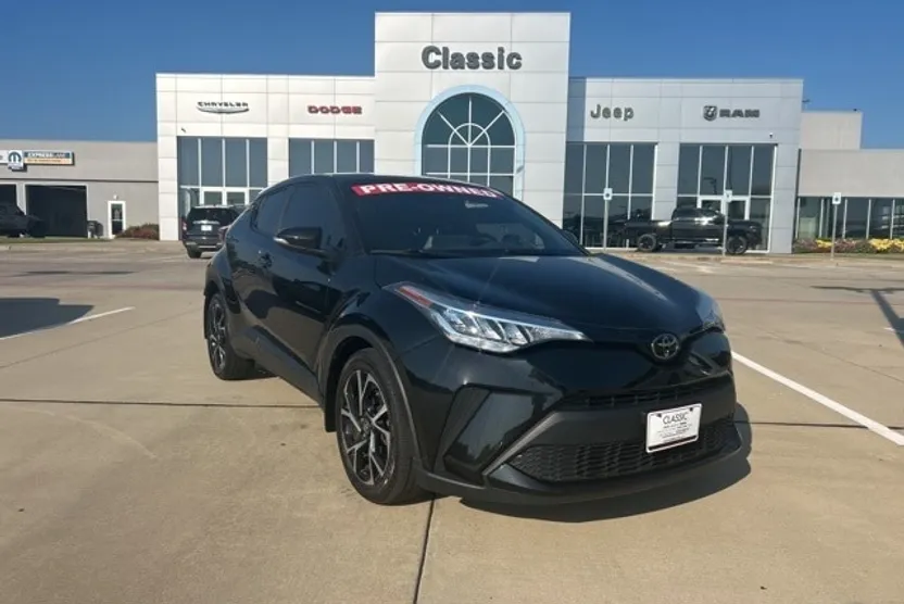 2022 Toyota C-HR XLE photo 1