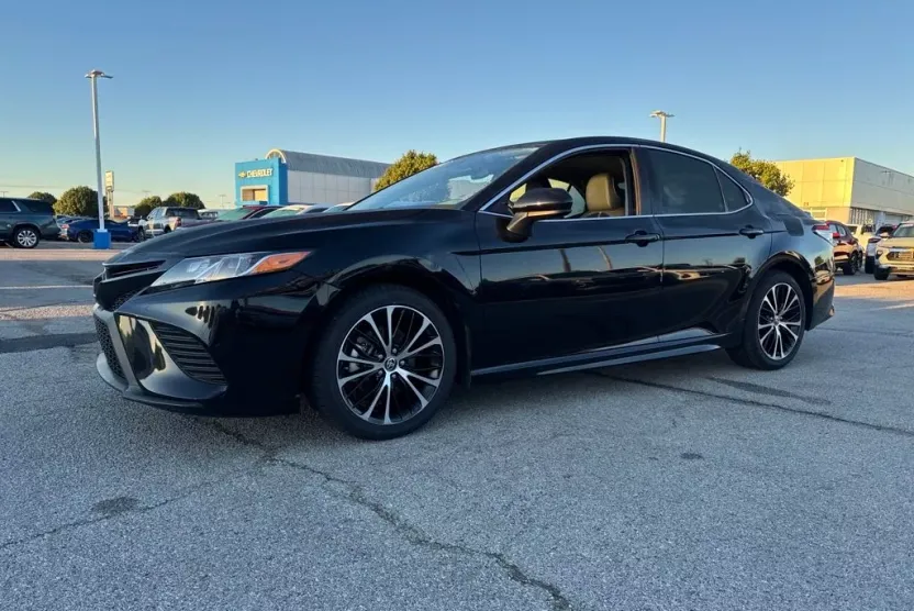 2020 Toyota Camry SE photo 1