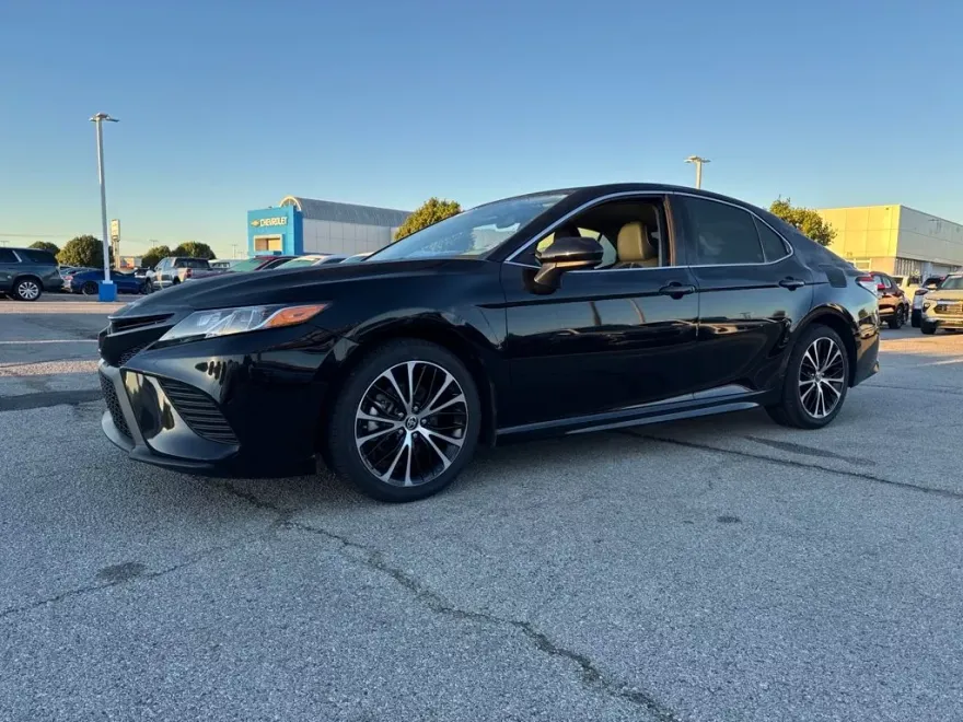 2020 Toyota Camry SE photo 1