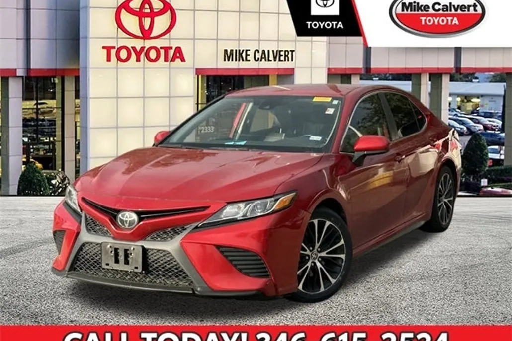 2020 Toyota Camry SE photo 1