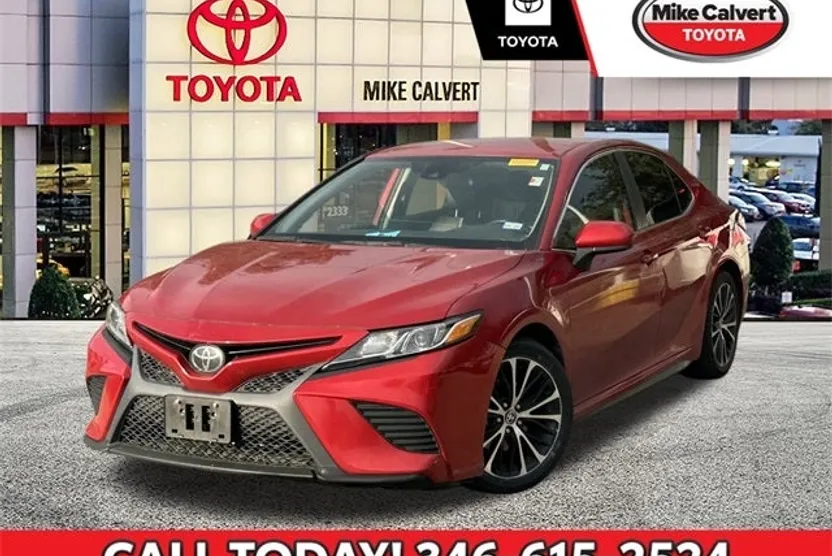 2020 Toyota Camry SE photo 1
