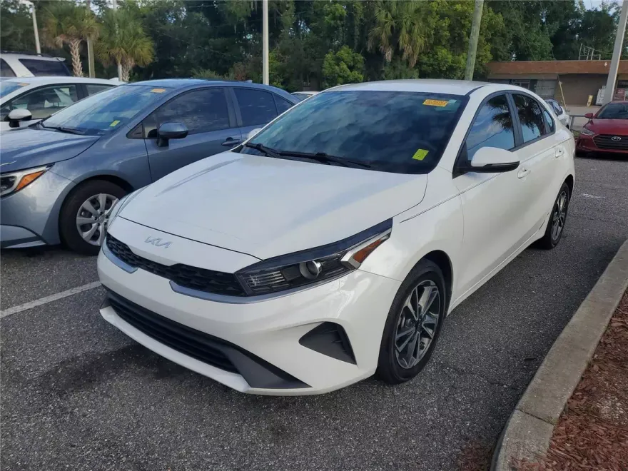 2022 Kia Forte LXS photo 1