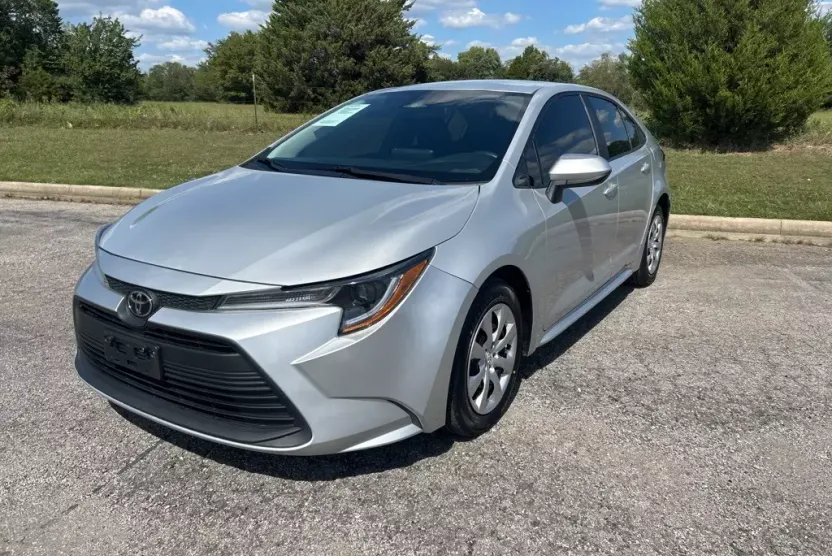 2023 Toyota Corolla LE photo 1