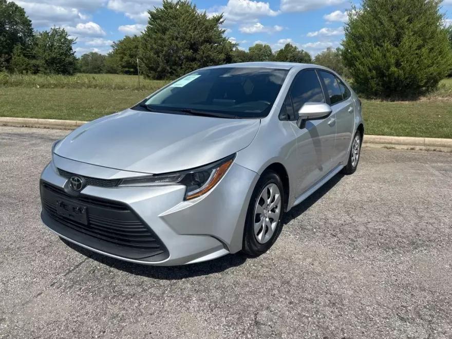 2023 Toyota Corolla LE photo 1