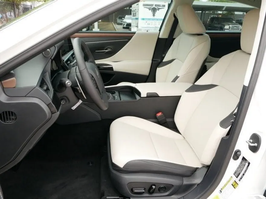 2025 Lexus ES 300h photo 1