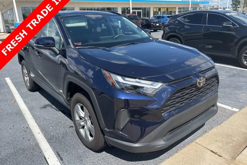 2022 Toyota RAV4 XLE photo 1