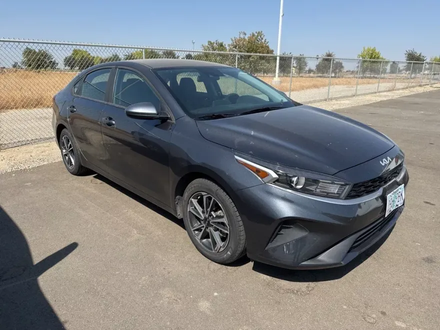2023 Kia Forte LXS photo 1