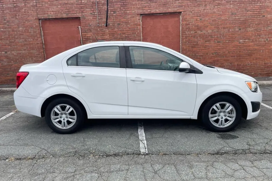 2016 Chevrolet Sonic LT photo 1