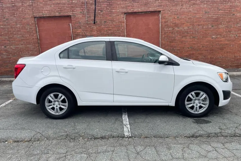 2016 Chevrolet Sonic LT photo 1