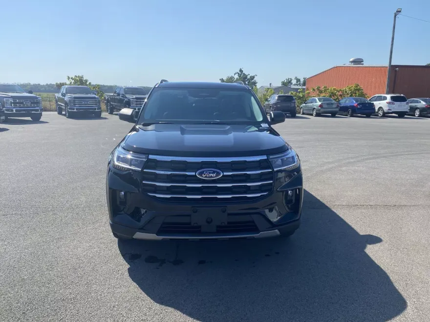 2025 Ford Explorer photo 1