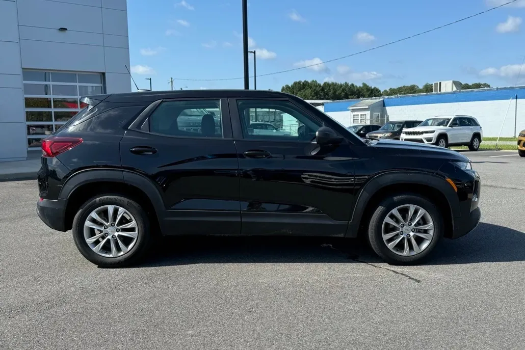 2023 Chevrolet Trailblazer LS photo 1