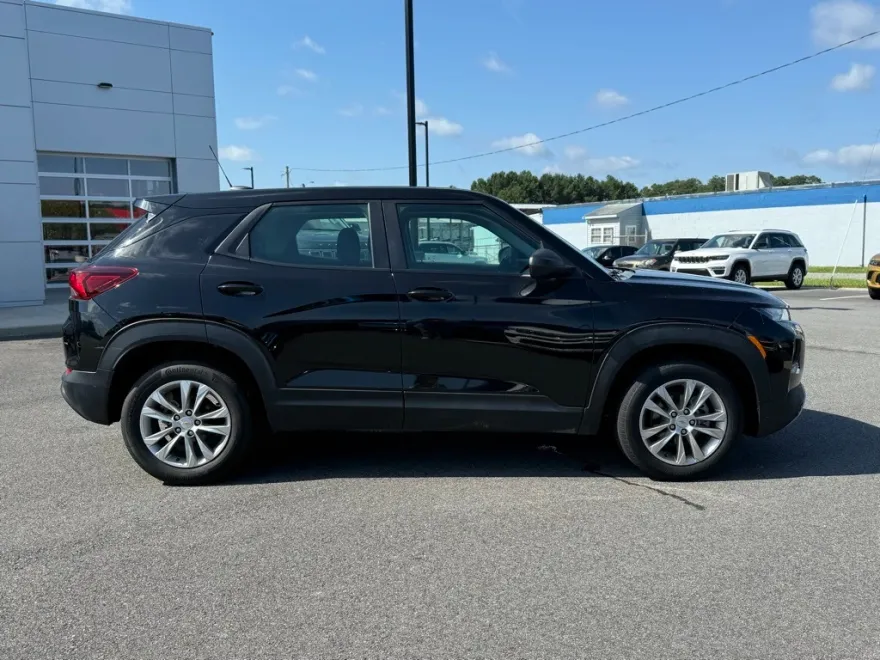 2023 Chevrolet Trailblazer LS photo 1
