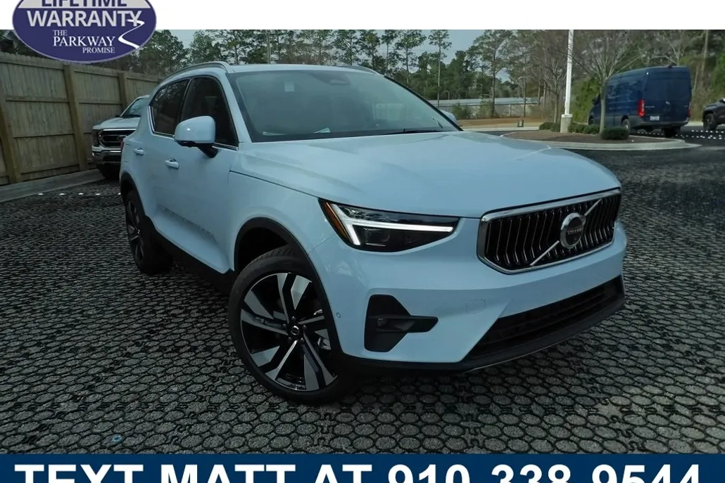 2025 Volvo XC40 photo 1