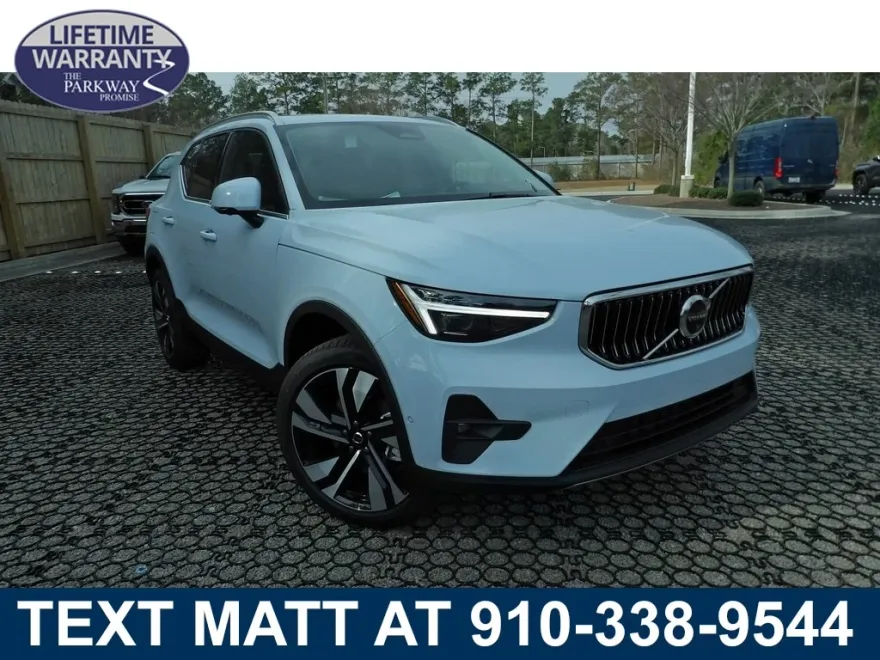 2025 Volvo XC40 photo 1