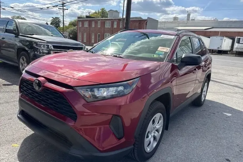 2019 Toyota RAV4 LE photo 1