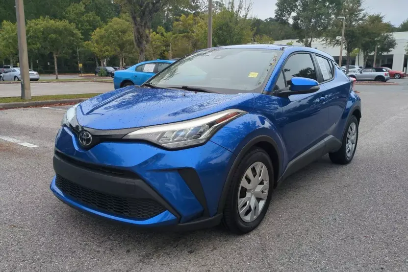 2020 Toyota C-HR LE photo 1
