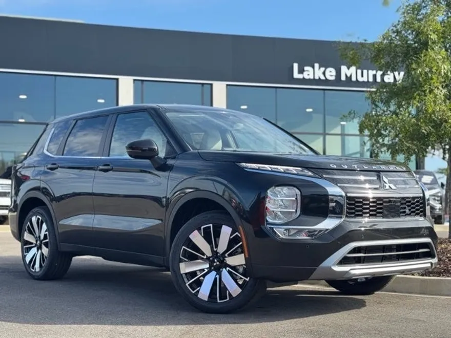 2025 Mitsubishi Outlander SE photo 1