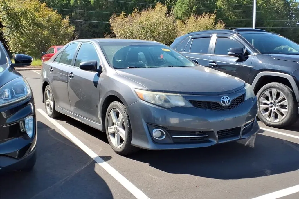 2014 Toyota Camry SE photo 1