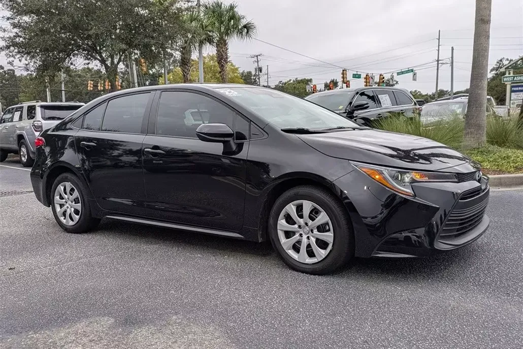 2023 Toyota Corolla LE photo 1