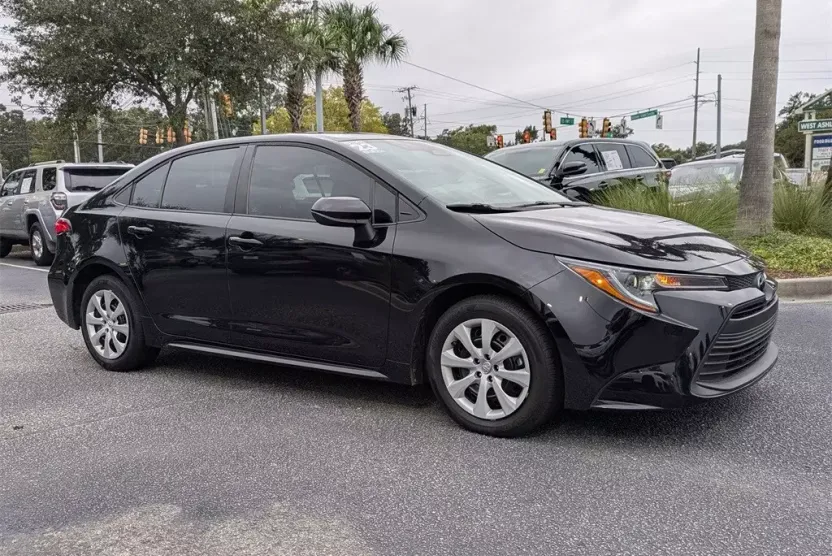 2023 Toyota Corolla LE photo 1