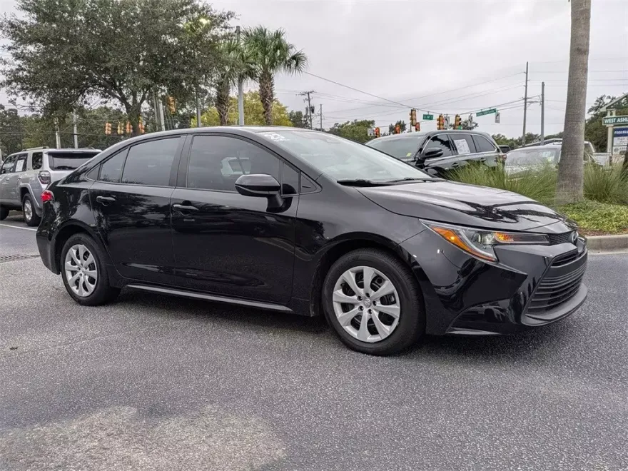 2023 Toyota Corolla LE photo 1