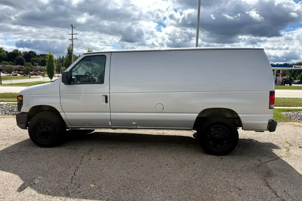 2011 Ford E-250 photo 1