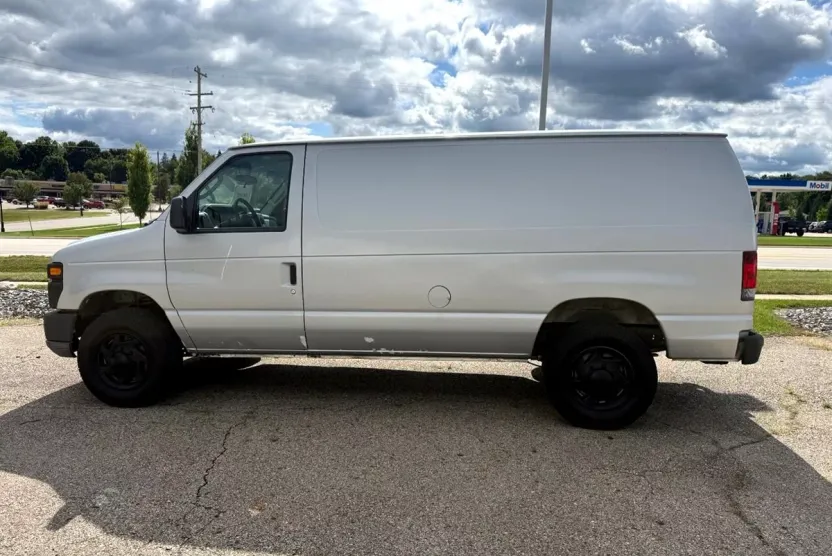 2011 Ford E-250 photo 1