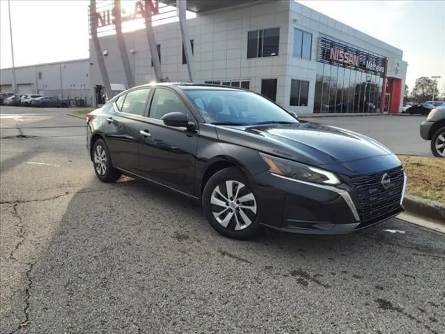 2025 Nissan Altima S photo 1
