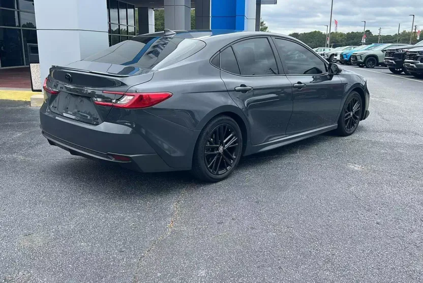 2025 Toyota Camry SE photo 1