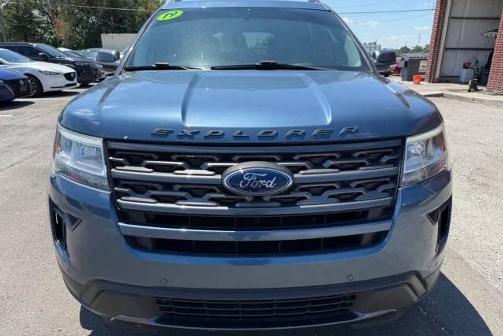 2019 Ford Explorer XLT photo 1