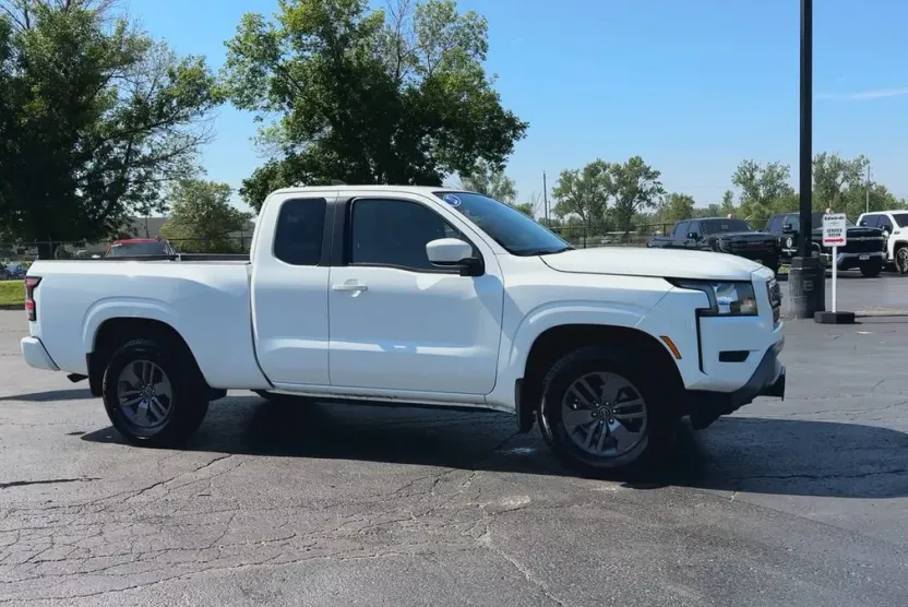 2022 Nissan Frontier SV photo 1