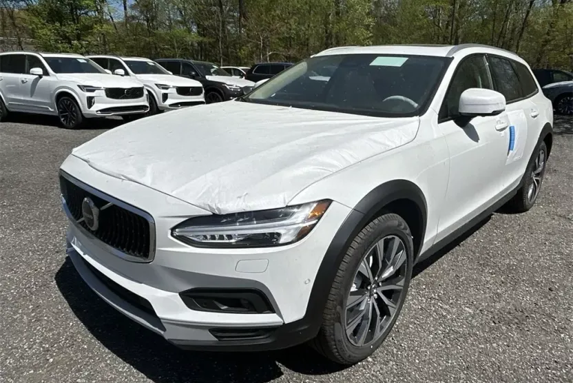 2025 Volvo V90 Cross Country B6 Plus photo 1