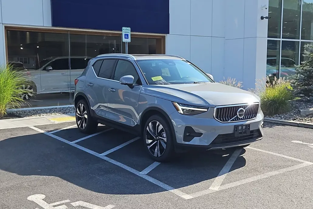 2025 Volvo XC40 photo 1