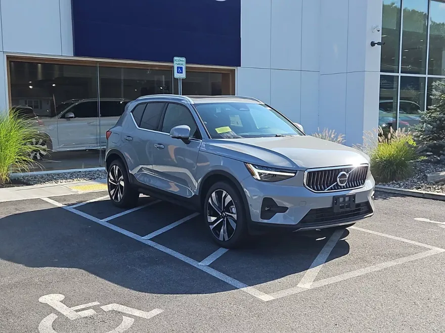 2025 Volvo XC40 photo 1