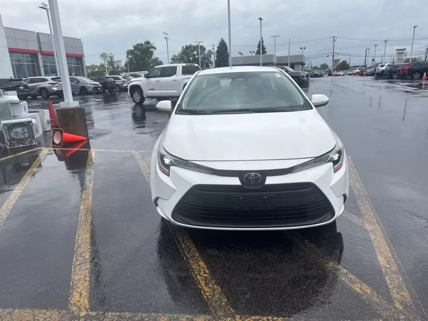 2024 Toyota Corolla LE photo 1