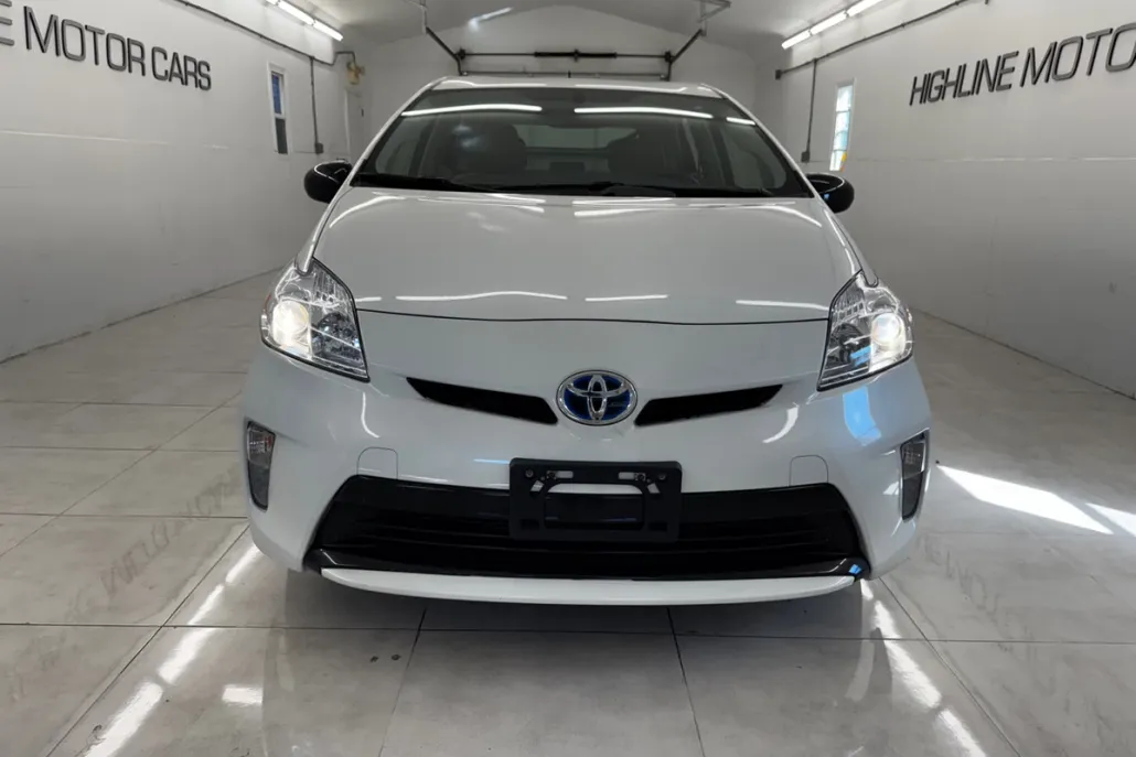 2014 Toyota Prius Three photo 1