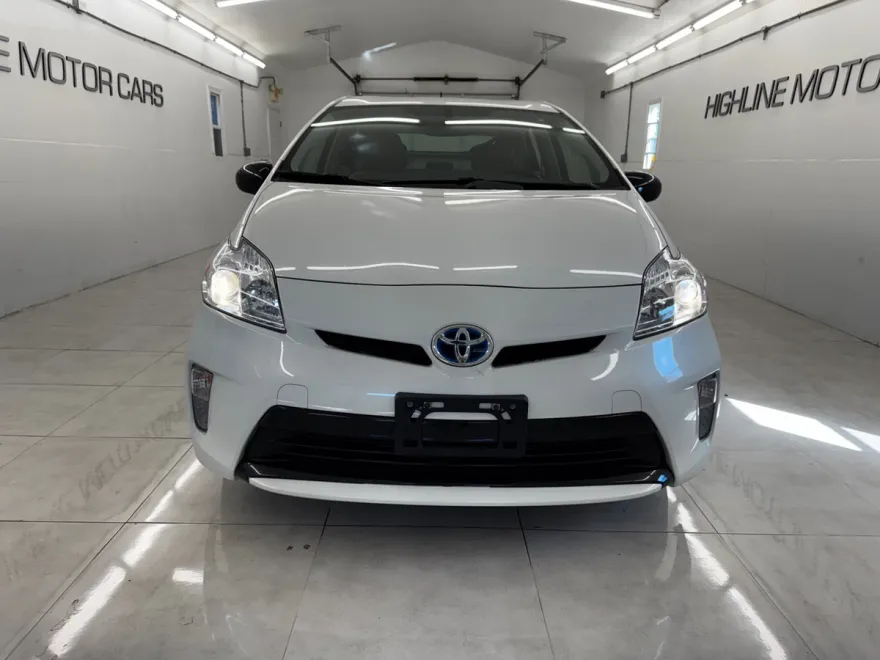 2014 Toyota Prius Three photo 1