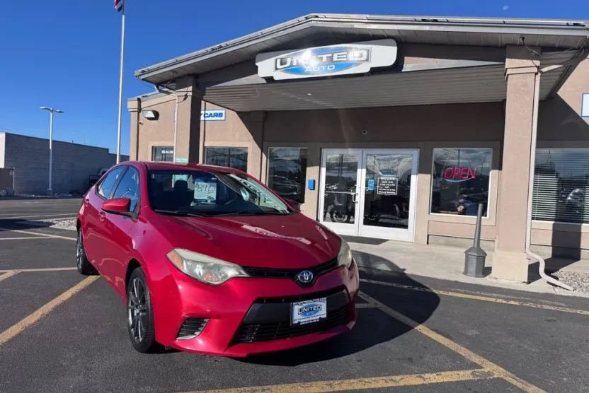 2015 Toyota Corolla LE photo 1