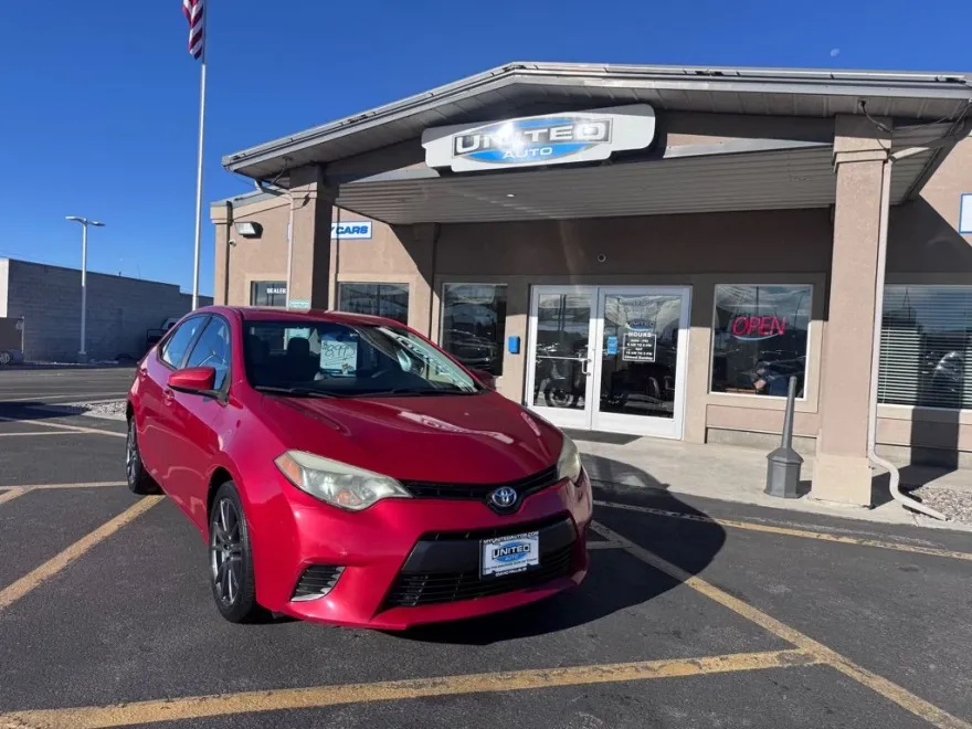2015 Toyota Corolla LE photo 1