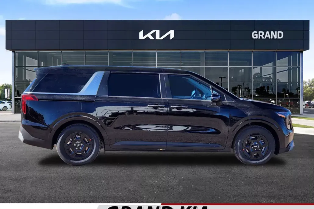 2025 Kia Carnival LXS photo 1
