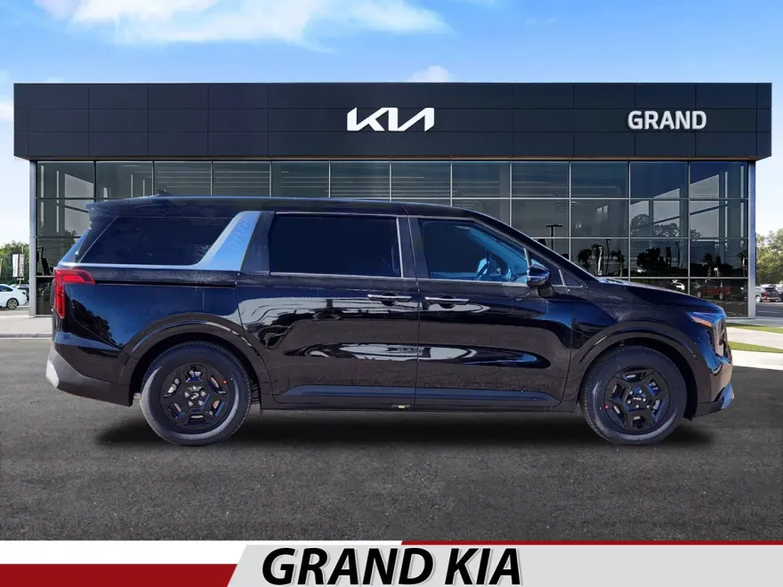 2025 Kia Carnival LXS photo 1