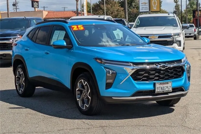 2025 Chevrolet Trax LT photo 1
