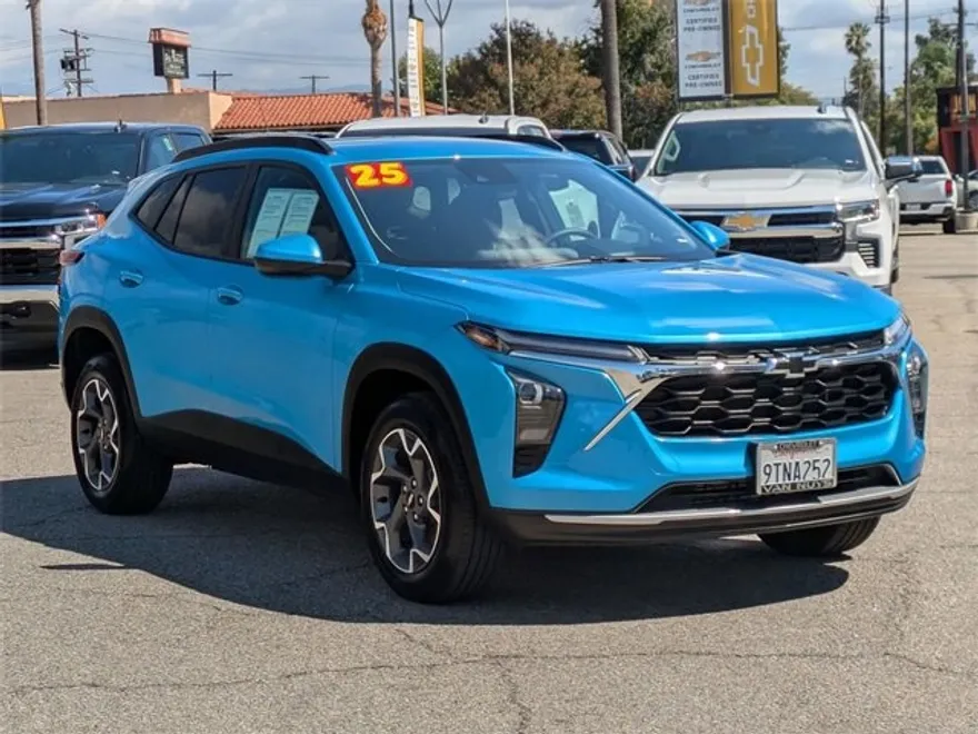 2025 Chevrolet Trax LT photo 1